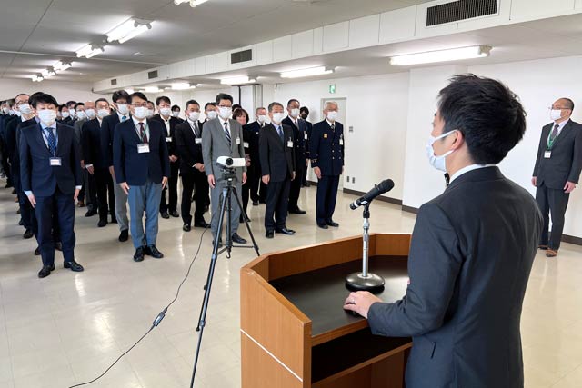 職員200人余りを前に話す滝沢市長
