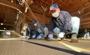本成寺本堂で畳のほこりをたたき出す