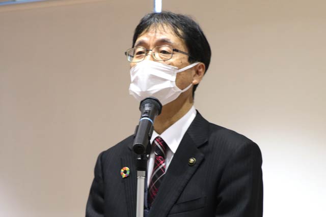 年末の訓示を行う鈴木市長
