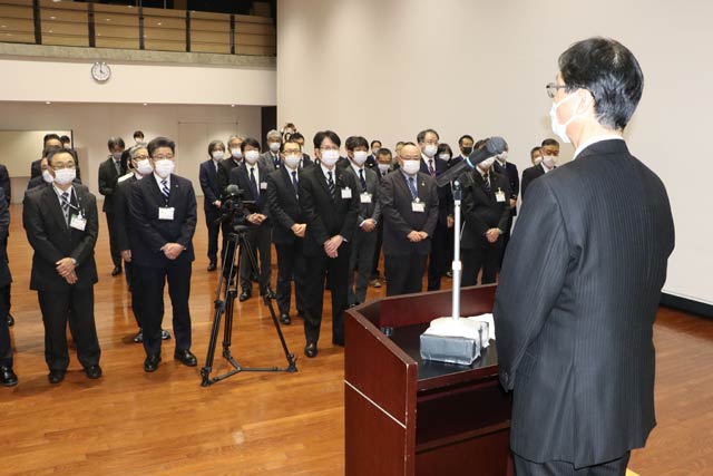 鈴木市長の訓示を聞く職員