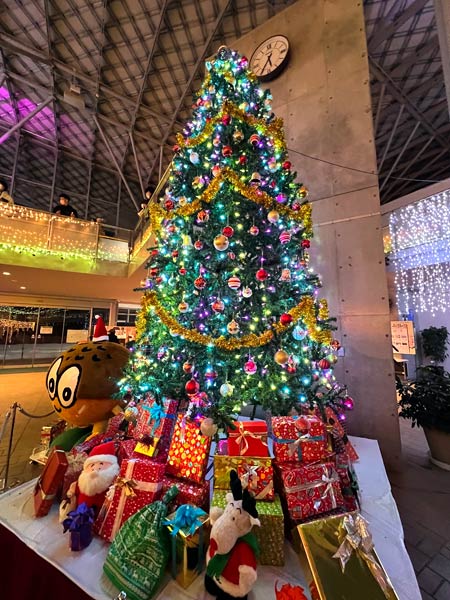 フォトスポットになっていた大きなクリスマスツリーも