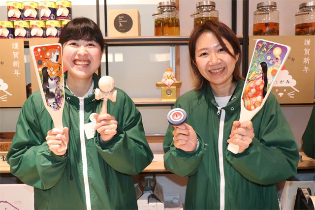 1月3日にもちをついてふるまう「道の駅たがみ」のスタッフ