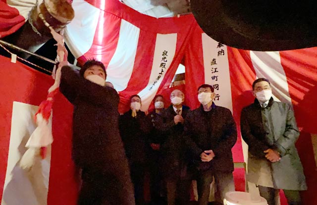 鐘をつく滝沢三条市長