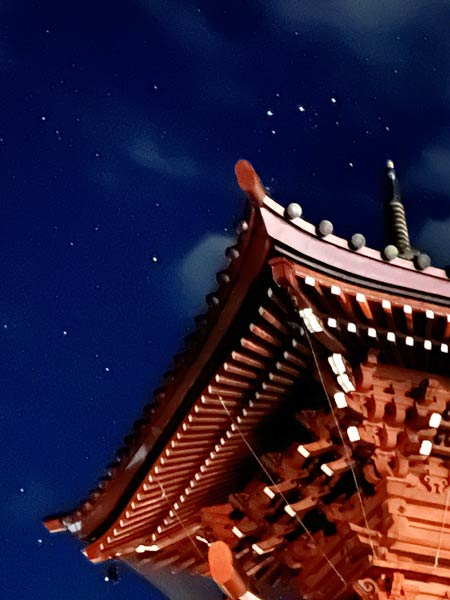 空には雲の切れ間に星がまたたく