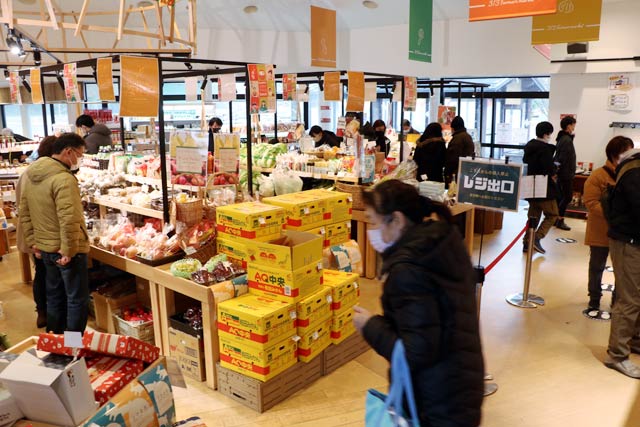 にぎわう道の駅国上「SORAIRO KUGAMI」