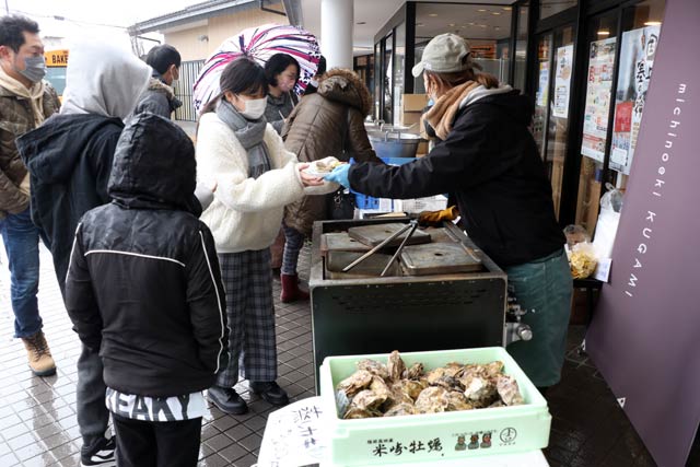 カキの販売も人気