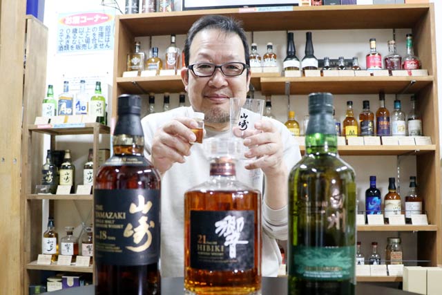 3日から国産長期塾生ウイスキー3本を量り売りする横山酒店の横山社長