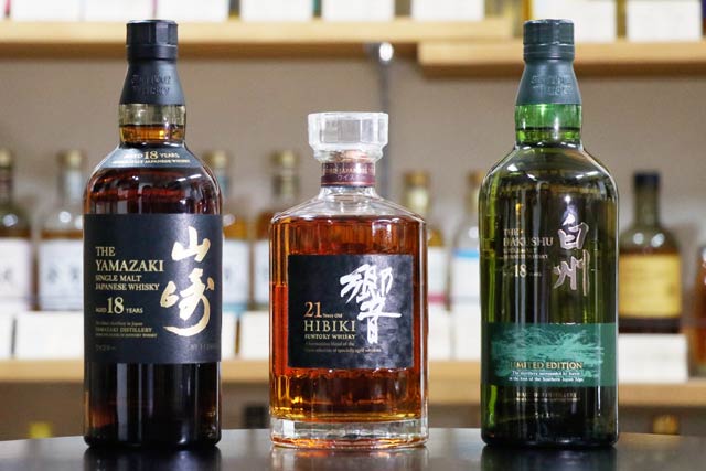 左から「サントリーシングルモルトウイスキー《山崎》18年」、「サントリーウイスキー響21年」、「サントリーシングルモルトウイスキー白州18年 LIMITED EDITION」