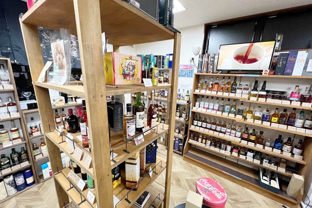 約300種のウイスキーがぎっしり並ぶ店内