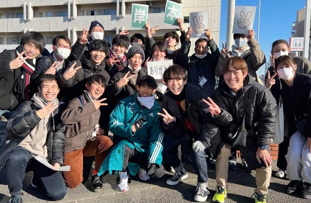 スタート前の岸本さん（中央の緑のウエア）