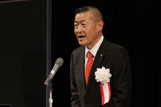 三本締めの音頭をとった星野吉田商工会会長会長