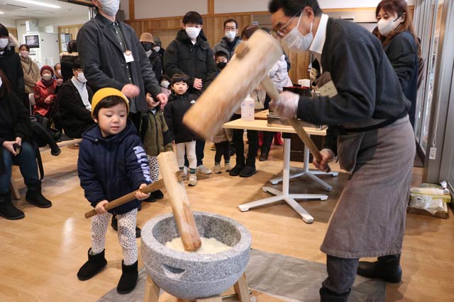 道の駅たがみで子どもたちももちつきに挑戦