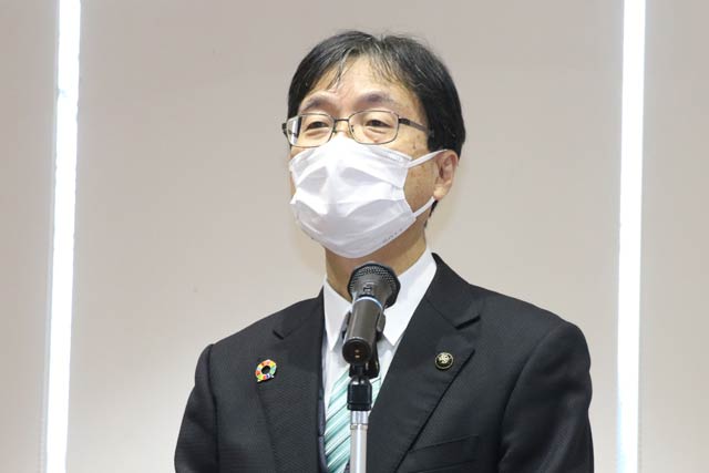 年頭の訓示を述べる鈴木市長