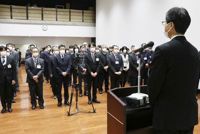 年頭の訓示を聞く職員
