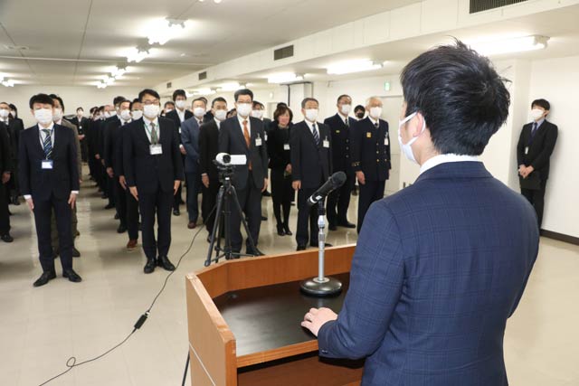 滝沢市長の年頭のあいさつ聞く職員