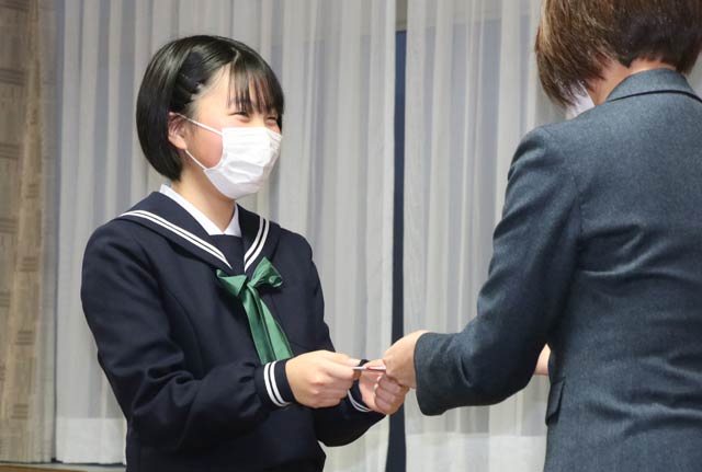 藤田市長から松澤部長に奨励費を手渡す