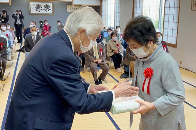 記念品を受ける西久保千恵子