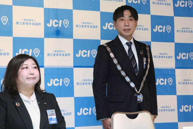記者会見する野崎理事長(右)と高橋専務理事