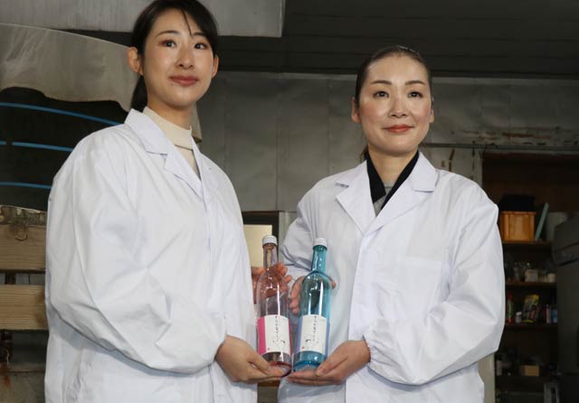 日本航空新潟支店のJALふるさとアンバサダーでもある小川良美客室乗務員(左)と筒井玲子支店長