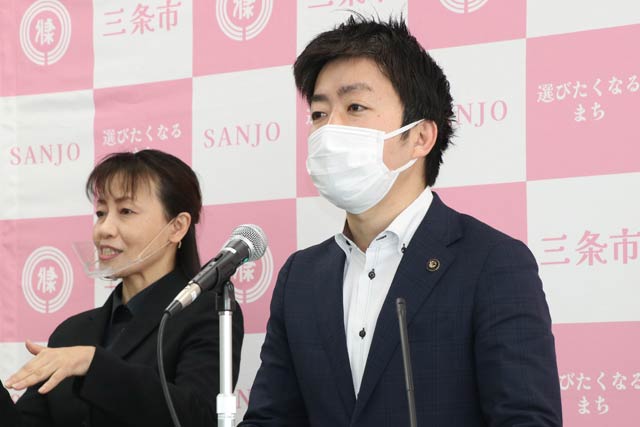 記者会見する滝沢市長