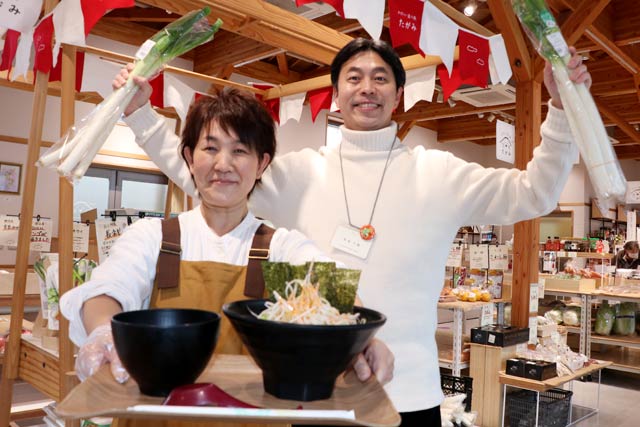 馬場駅長(後ろ)と開発担当スタッフ