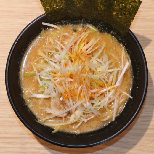 「がんばるねぎみそらーめん」とがんばるねぎ、扇弥商店のみそ