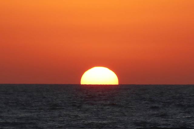 雲に邪魔されずに日本海に沈む夕日