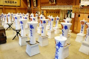 八幡宮拝殿に並ぶ点火を待つ大ろうそく
