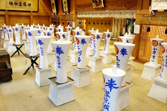 八幡宮拝殿に並ぶ点火を待つ大ろうそく