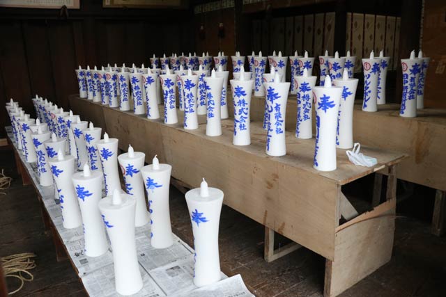 金山神社拝殿に並ぶ和ろうそく