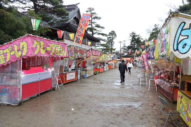 露店が並ぶ境内