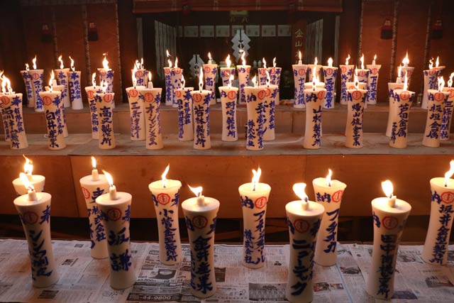 金山神社拝殿のろうそく