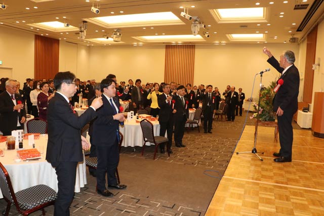 阿部市議会議長の音頭で乾杯