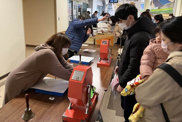 スイーツを買ってもらった投票券でガラポン抽選会に参加できる