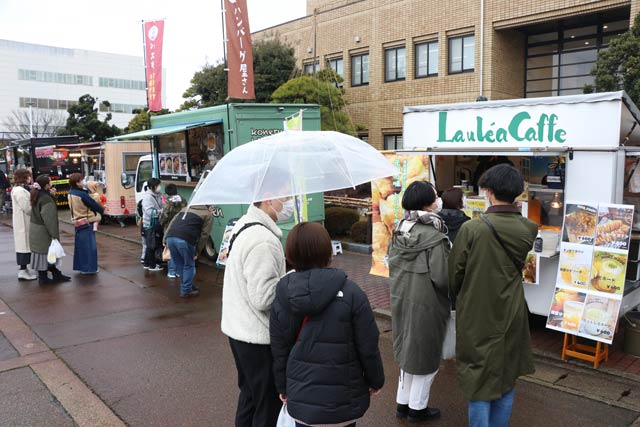 屋外に並ぶキッチンカー