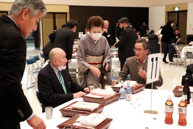 燕製の金属酒器で乾杯