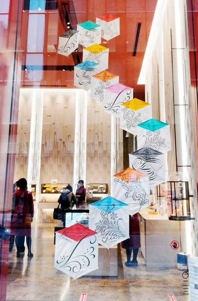 建物向かって右のディスプレーにもうひとつ作品を展示
