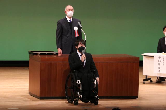 田辺会長を背に謝辞を述べる知野さん