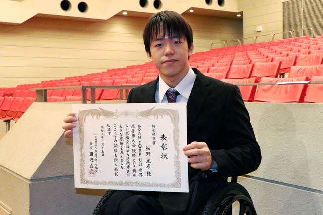 特別栄誉賞を受けたU23車いすバスケ世界選手権優勝の知野光希さん