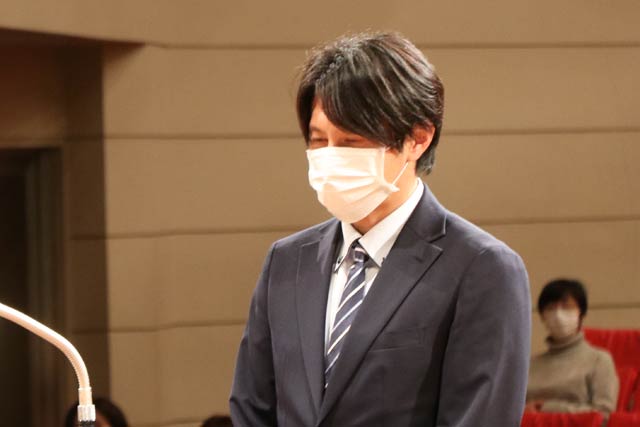 優秀指導者賞の田村和宏さん（陸上競技。東京学館新潟高等学校陸上部顧問）東京学館新潟高校陸上部顧問として、関口裕太選手を令和４年度全国高等学校総合体育大会陸上男子100ｍ優勝（県記録を26年ぶりに更新）第77回国民体育大会陸上少年男子100ｍ優勝に導いた。