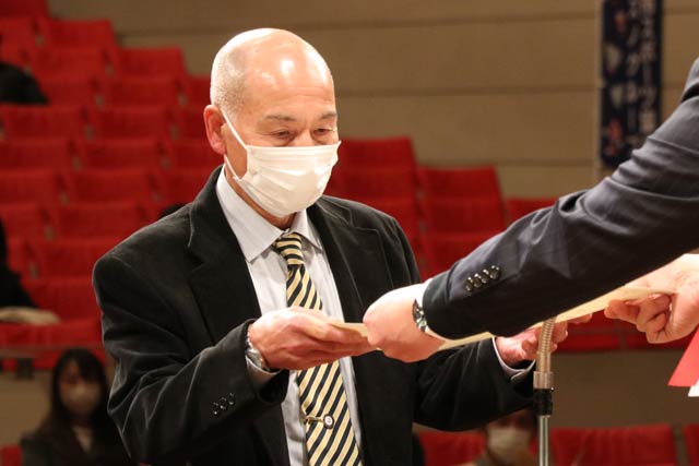 優秀指導者賞の星毅さん（陸上競技・燕市陸上競技協会）マスターズ駅伝新潟県代表選手の監督として、第34回、第35回全日本マスターズ駅伝競走大会男子の部で2年連続優勝を成し遂げた。