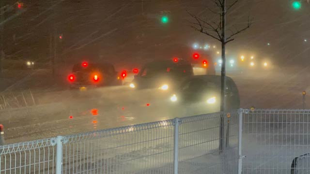 午後5時ごろ燕市井土巻1地内で猛吹雪