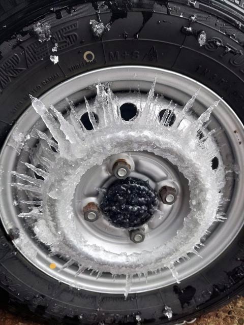 南魚沼市でホイールの中心から遠心力で外側に放射状にのびた氷