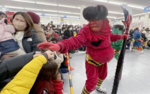 コメリパワー三条四日町店で行われた本成寺鬼踊り