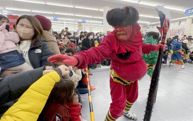 コメリパワー三条四日町店で行われた本成寺鬼踊り