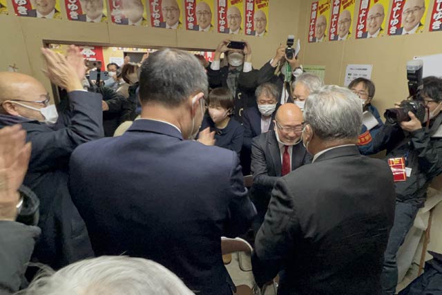 支持者に迎えられる本間氏