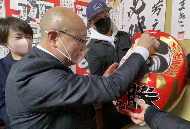 本間氏がだるまの目入れ