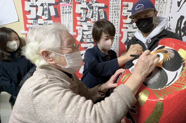 妻と母もだるまの目入れ