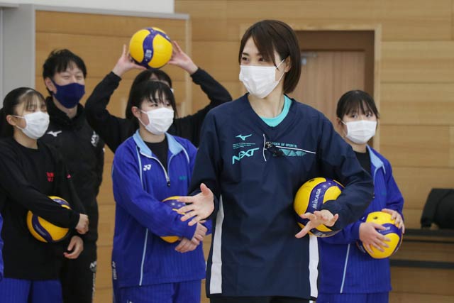 燕市のゆめみらいスポーツ教室で指導する迫田さおりさん