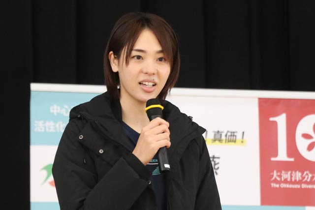 燕市のゆめみらいスポーツ教室で指導する迫田さおりさん